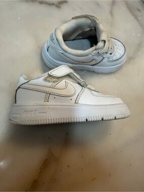 Nike Kids White Low-Top Velcro Sneakers